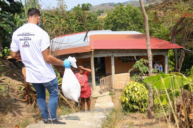 Entrega de bolsas de alimentos.