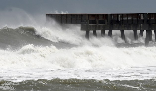 El centro de Beta se moverá hacia la costa de Texas y probablemente tocará tierra el lunes y permanecerá cerca de la costa del sureste de Texas el martes.