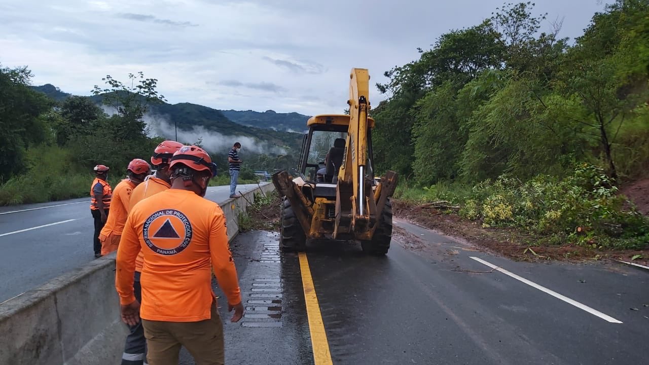 Los funcionarios de MOP, trabajaron por varias horas en el lugar para remover el lodo, árboles, rocas y escombros que se encontraban en ambos lados de la vía.@Sinaproc_Panamá