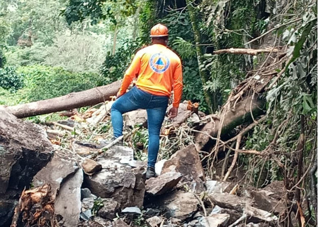 Colapso de vía en la comunidad de Salsipuedes en el corregimiento de Breñon. Fotos: José Vásquez. 