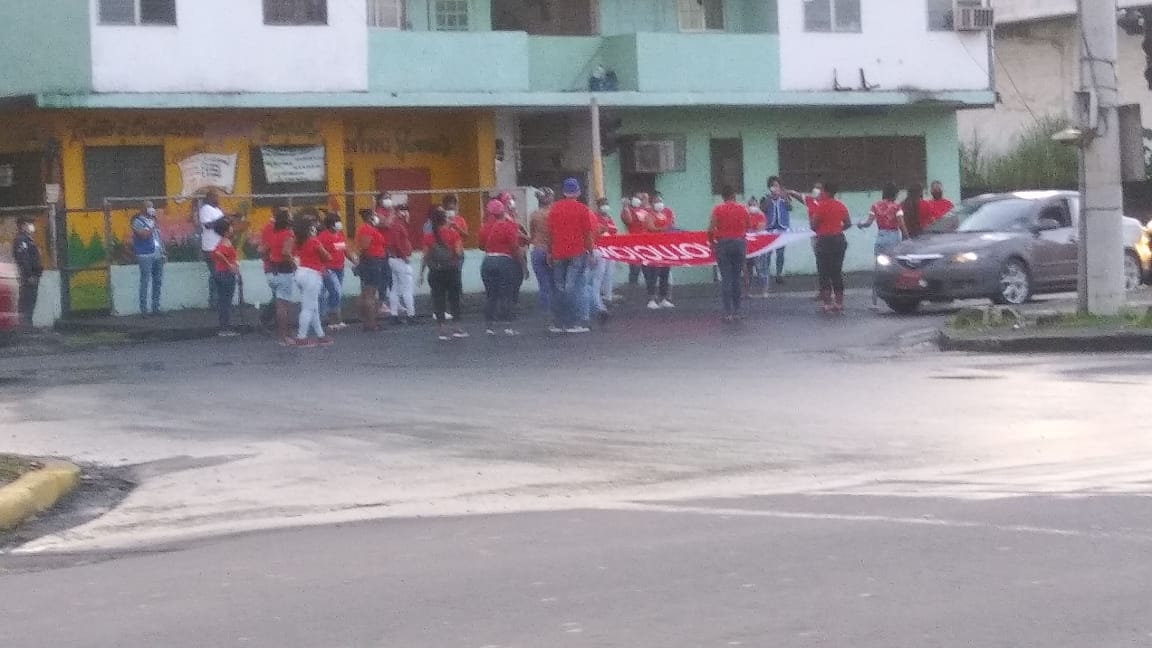 Mujeres de las bases del PRD exigen puestos de trabajo para quienes caminaron durante la campaña. 