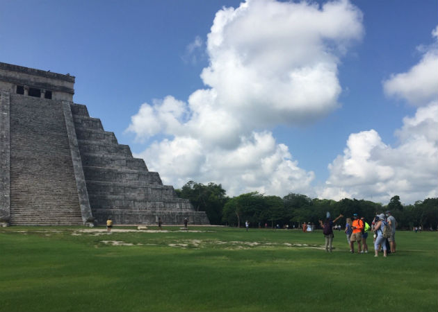 Turistas en la reapertura de la zona arqueológica de Chichén Itzá en Yucatan. Fotos: EFE.