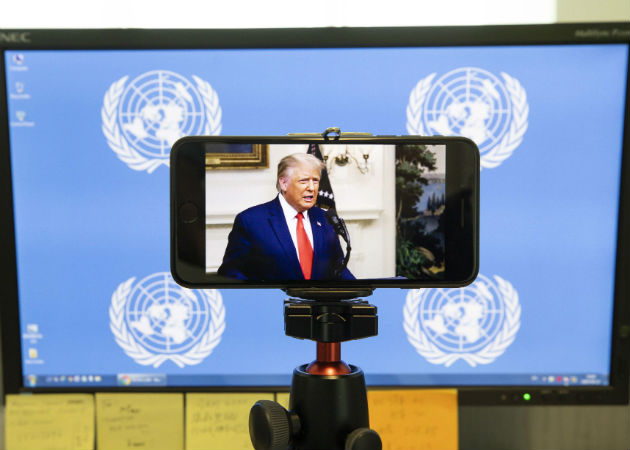El discurso de Trump en la ONU es visto por televisión en una de las oficins del organismo mundial en Nueva York. Foto: EFE