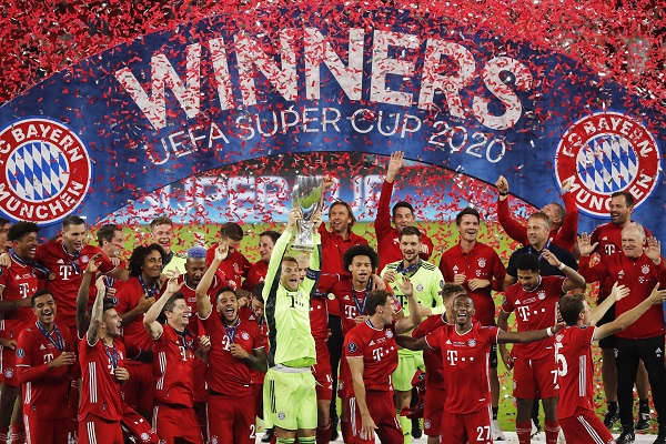 Manuel Nauer levanta el título de la Supercopa de Europa. Foto:EFE