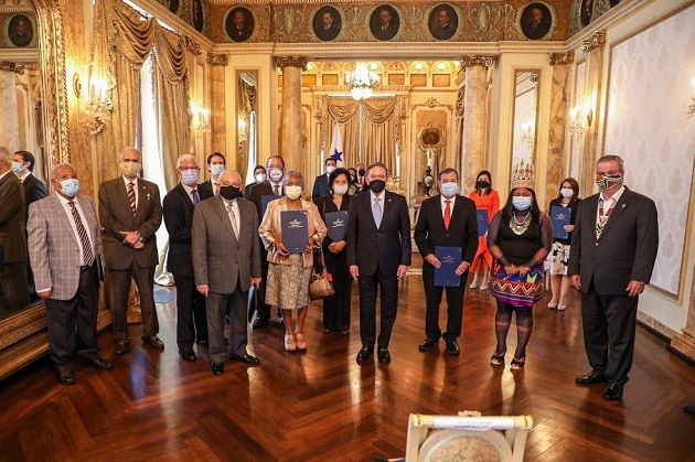 El mandatario Laurentino Cortizo posa con los miembros de la Comisión del Bicentenario en el Salón Amarillo del Palacio Presidencial. Foto cortesía Presidencia