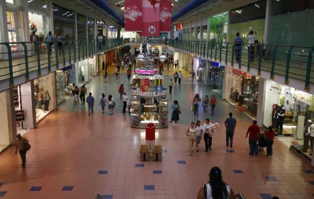 Los centros comerciales podrán recibir público desde el lunes.