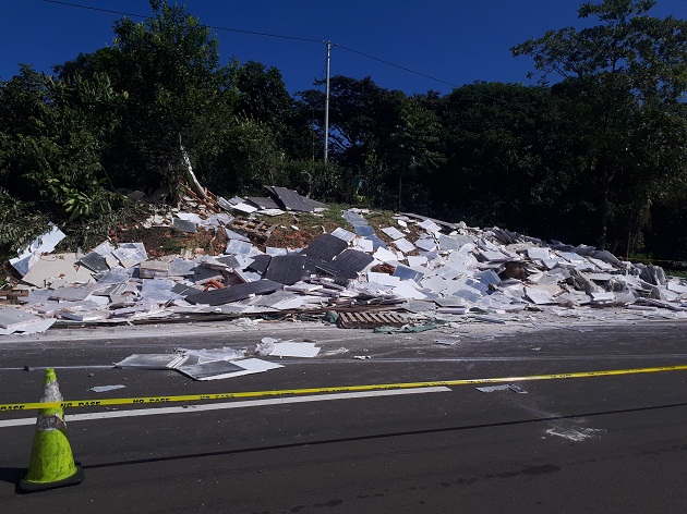 El articulado accidentado llevaba gran cantidad de materiales de construcción. FOTO/Melquiade Vásquez. 