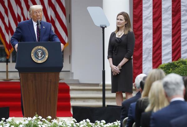 Donald Trump, propuso este sábado a la jueza conservadora Amy Coney Barrett para el Tribunal Supremo en un intento por ganarse el favor de la derecha cristiana, pieza clave de su base electoral de cara a las elecciones de noviembre. FOTO/EFE