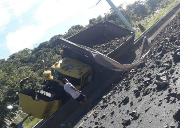 El cabezote de la mula,quedó casi volteado, dejando en la vía rápida material selecto en la calle. Fotos: Diómedes Sánchez.