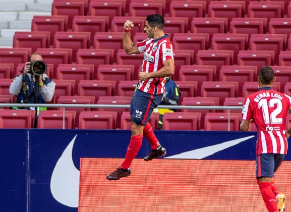 Luis Suárez festeja uno de sus goles.Foto:EFE