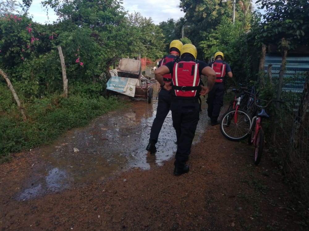 Del lado de Chitré, se informó que una residencia, en la que habitaban cinco adultos, se vio afectada y a que el agua subió hasta la altura de las ventanas, provocando la pérdida total de los enseres de los habitantes,