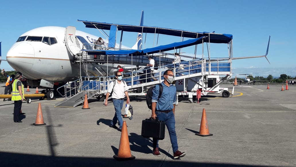 El gerente general de Tocumen S.A., Raffoul Arab, junto al Gobernador de la provincia, Juan Carlos Muñoz, dieron la bienvenida a los pasajeros, además del tradicional baño de las aeronaves que marca el reinicio de operaciones. FOTO/MAYRA MADRID