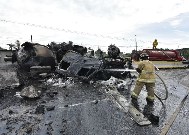 Fallecieron el chofer de la pipa, el chofer de otro vehículo y dos personas que estaban en el lugar. Fotos: EFE.