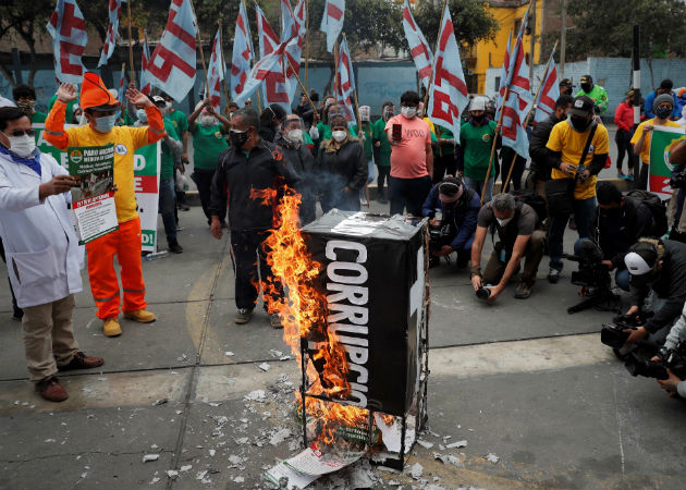  Médicos de la seguridad social peruana efectúan una quema en una calle de Lima exigiendo mejoras salariales y sanitarias. Fotos: EFE.