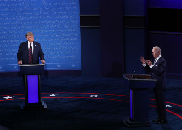 Trump y Biden debatieron desde sendos podios situados a una distancia superior a la habitual debido a la COVID-19. Fotos: EFE