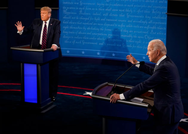 Trump y Biden debatieron desde sendos podios situados a una distancia superior a la habitual debido a la COVID-19. Fotos: EFE