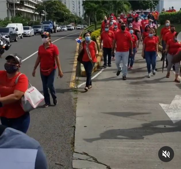 Luego de la marcha y protesta en los predios de la Presidencia de la  República, los dueños de busitos colegiales sostuvieron una reunión, pero no salieron satisfechos.