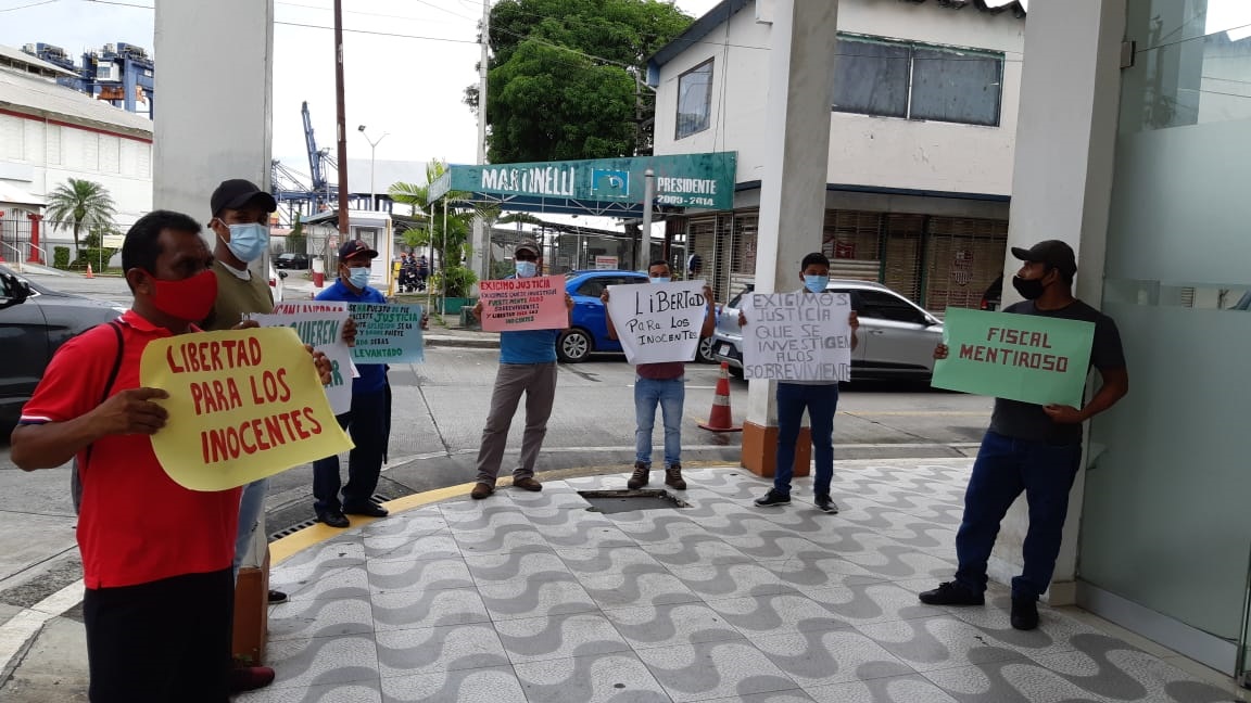 Masacre de Espinar: Defensa de Almanza estará en la recreación de los hechos Familiares de Almanza han alegado siempre que es inocente, incluso han protagonizado caminatas y apostado con pancartas frente a SPA en Colón. Fotos: Diómedes Sánchez S.
