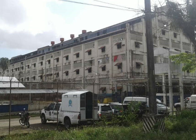 Custodia de la cárcel de Colón cae con droga y otros artículos no permitidos en el penal El hecho se dio cuando un vehículo del Sistema Penal Penitenciario ingresaba al penal. Fotos: Diómedes Sánchez S.