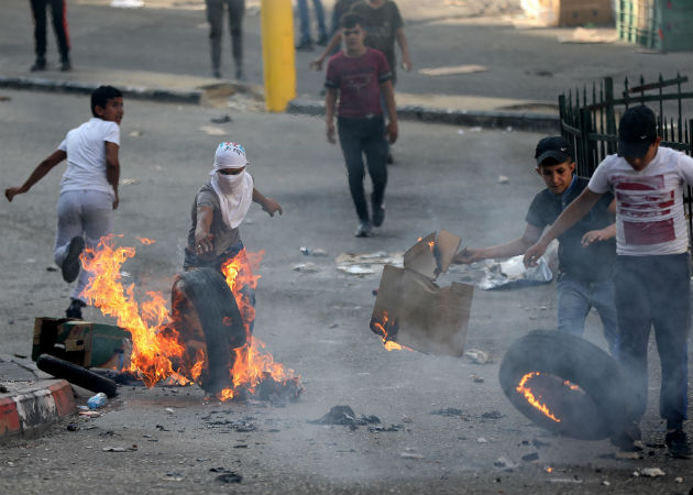 Protestas menores de palestinos ante pactos de Israel con Emiratos y Baréin Las protestas se registraron también en otras ciudades de Cisjordania como Nablus, Jenín, Tulkarem o Hebrón. Fotos: EFE.