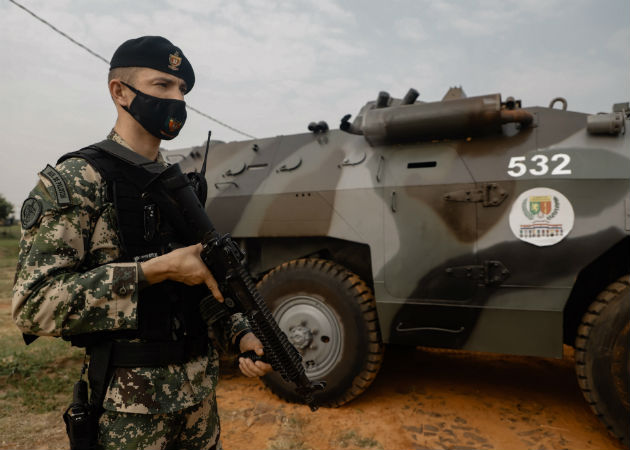 Gobierno paraguayo ve posible que guerrilla EPP haya secuestrado al exvicepresidente Un militar hace guardia en el cuartel de la Fuerza de Tarea Conjunta (FTC) en Arroyito, departamento de Concepción (Paraguay). Fotos EFE.