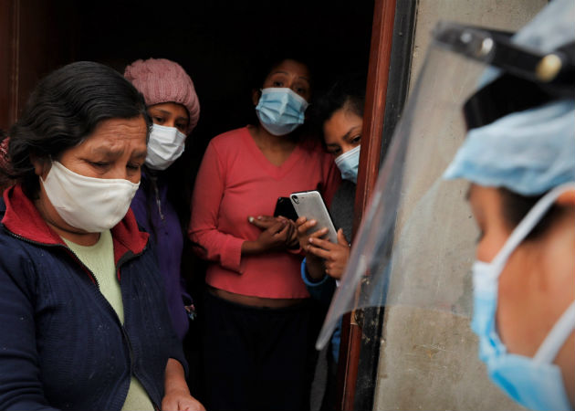 Perú se alista para los ensayos clínicos de la vacuna del laboratorio chino Sinopharm Personal sanitario apoyado por militares del ejército realizan pruebas de COVID-19 a los pobladores del Asentamiento Humano Pampa Los Olivares-Villa Leticia de Cajamarquilla, en Lima (Perú). EFE/Paolo Aguilar