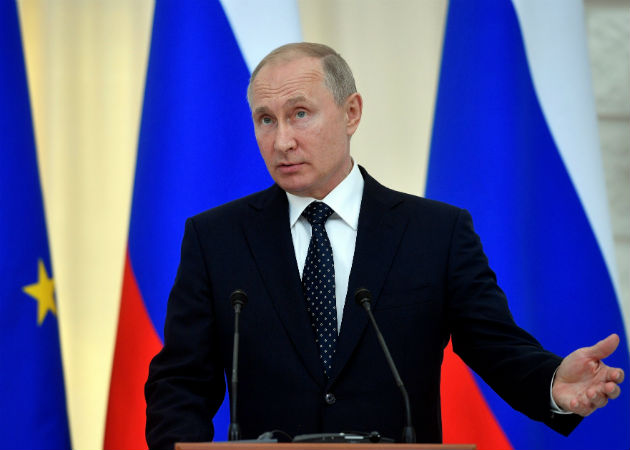 Rusia rechaza responder a Merkel y halcones denuncian conspiración occidental El Kremlin negó que haya necesidad para una declaración al respecto del presidente ruso, Vladímir Putin. Fotos: EFE.,