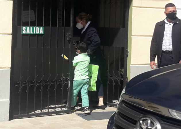 "Segundo Mesías" efectuó ritos en celda policial, juez ordenó su detención provisional Los dos menores que presuntamente mantenía el "segundo Mesías" al momento de su captura, fueron llevados a la sede del juzgado de Niñez y Adolescencia. Fotos: Mayra Madrid.