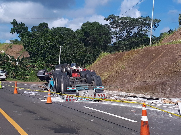 El articulado accidentado llevaba gran cantidad de materiales de construcción. FOTO/Melquiade Vásquez. 