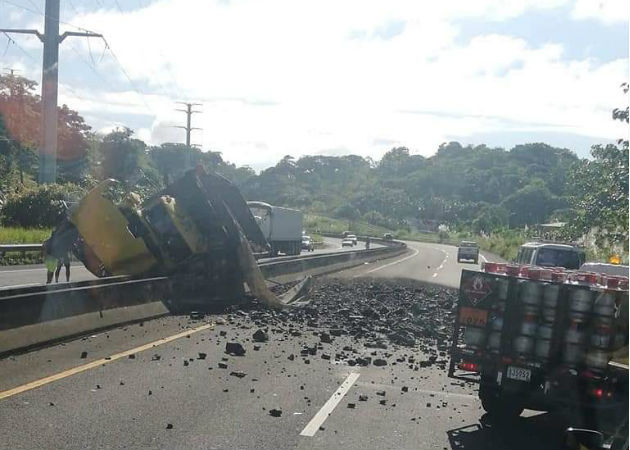 El cabezote de la mula,quedó casi volteado, dejando en la vía rápida material selecto en la calle. Fotos: Diómedes Sánchez.