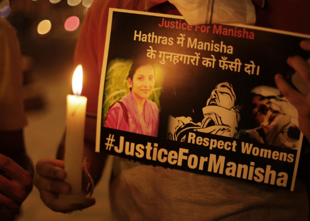 Activistas protestan en Bhopal, India, por la múltiple violación de la joven miembro de la comunidad 