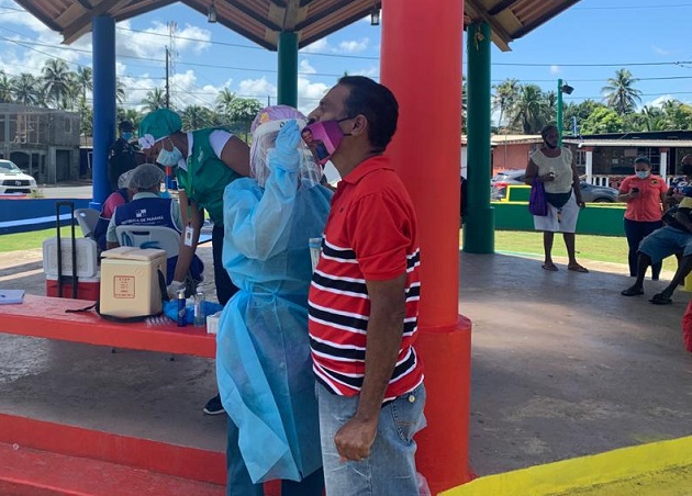 El Equipo Unificado de Trazabilidad y Respuesta Rápida de Colón realizó pruebas rápidas de antígeno para coronavirus en el corregimiento de María Chiquita. Foto cortesía Minsa