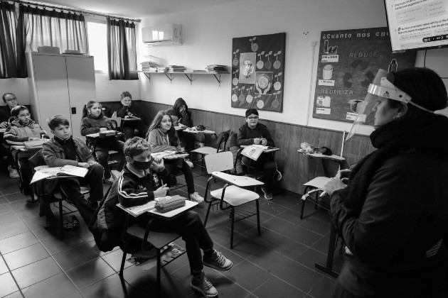 Los docentes pueden definirse como gerentes, dado que necesitan desarrollar varios procesos de gestión para poder impartir una sesión académica exitosa y cumplir sus objetivos de enseñanza-aprendizaje. Foto: EFE.