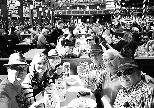 Un brindis junto a un grupo de amigos en la carpa VIP dentro de Oktoberfest. Foto: Cortesía del autor.