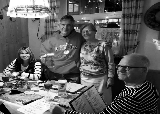 De izquierda a derecha, sentada, Mayín, esposa de Jaime Figueroa, quien abraza a  la propietaria del restaurante, Gasthaus Adlerkeller,  en Kaufbeuren y Heinz Dieter Ritzau, amigo de Figueroa.