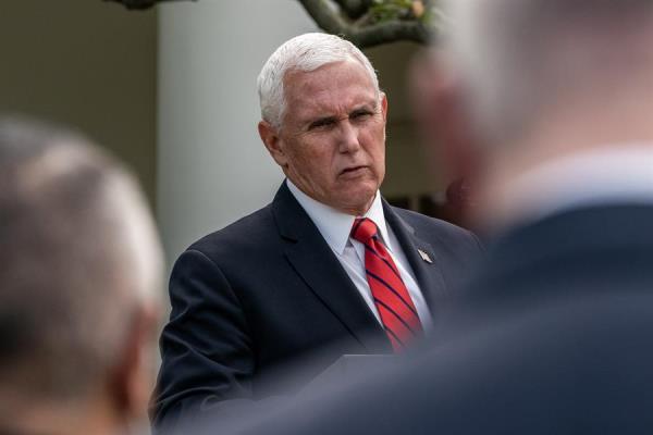 No está claro si Mike Pence se aislará o no por haber estado en contacto con Donald Trump en los últimos días, como recomiendan los expertos de salud debido al período de incubación del virus. FOTO/EFE