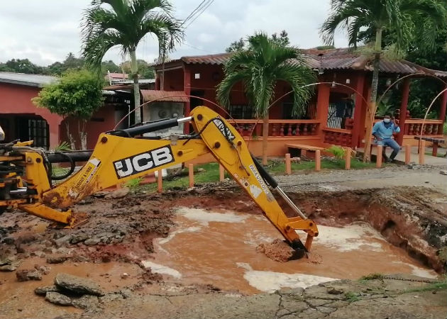 Personal del Idaan realiza laa reparaciones de la línea de conducción. Foto: Eric A. Montenegro.