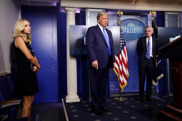 Donald Trump recibió Remdesivir después de que este mismo viernes todavía en la Casa Blanca se le administrase una dosis de ocho gramos del cóctel experimental de anticuerpos de la farmacéutica Regeneron. FOTO/EFE