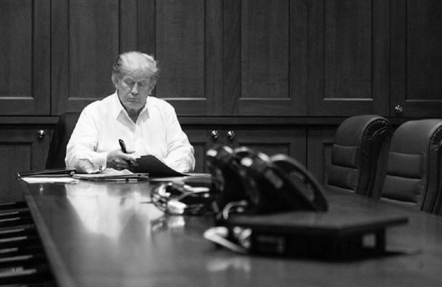 El presidente Donald Trump trabaja desde la sala de conferencias del Centro Médico Militar Nacional Walter Reed, el 3 de octubre, en Bethesda, Maryland.  Dijo, en un vídeo grabado, que trabaja para “volver del todo”. Foto: EFE.