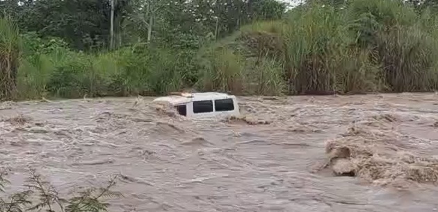 El conductor de esta unidad de salud decidió evadir los cierres de vías que se registran producto de las manifestaciones en el hermano país, cuando al buscar una ruta alterna cruzaba un vado en el bajo del río Ceiba, cuando es sorprendido por una cabeza de agua ante las intensas lluvias que afectan la región.