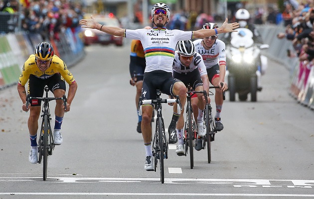 Roglic y Alaphilippe en la línea de meta.