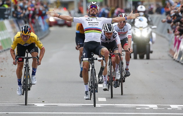 Roglic y Alaphilippe en la línea  de meta.