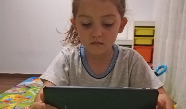 Lo coherente es que los niños de 3 a 5 años usen los dispositivos electrónicos un máximo de 30 minutos diarios. EFE