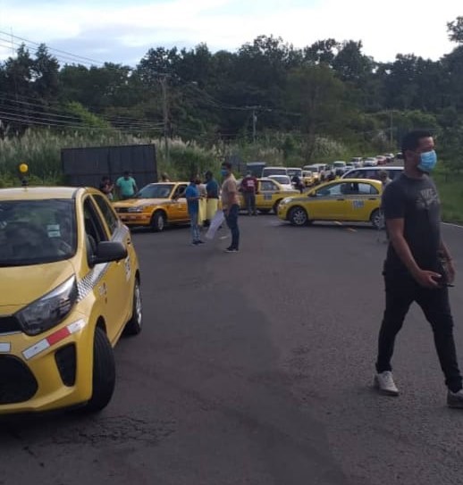 Los trabajadores del volante cerraron las vías en Veracruz, para llamar la atención de la ATTT.