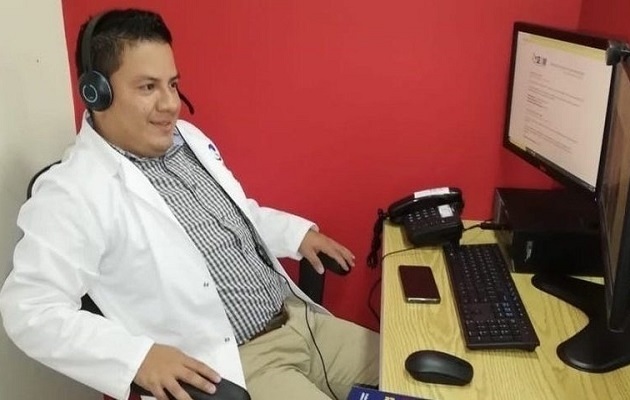 Carlos Manuel Mendoza logró con mucho esfuerzo graduarse de médico.