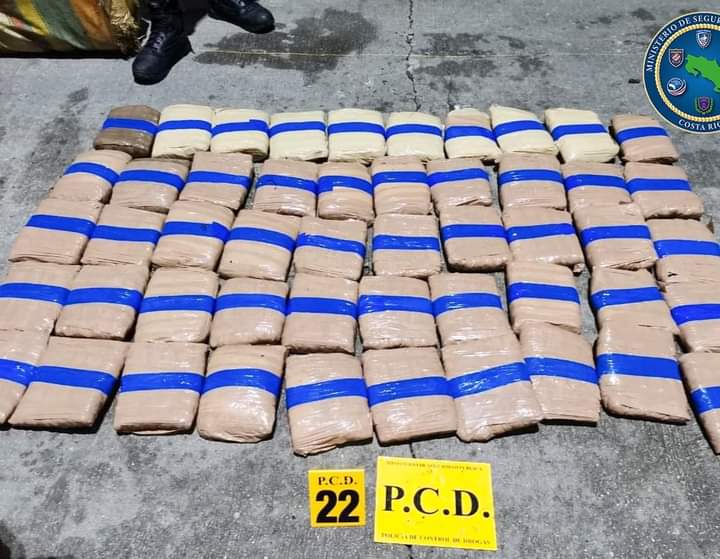 Agentes policiales de Estados Unidos mediante un patrullaje dando como resultado el decomiso de 1,220 kilos de la droga conocida como marihuana y 149 paquetes de cocaína.