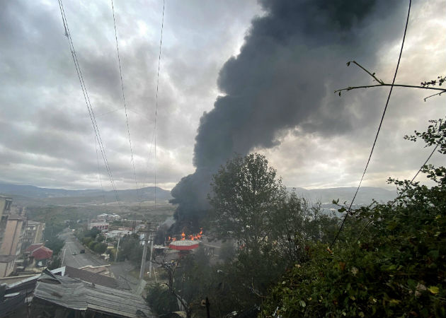 Una anciana armada cuida su casa en Stepanakert, la capital del enclave separatista de Nagorno Karabaj disputada por Azerbaiyán y Armenia. Foto: EFE. 