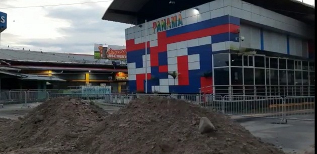 El área de Paso Canoas, sigue cerrada con tierra y piedras,mientras que las autoridades del Senafront  se mantienen vigilantes ante cualquier situación de violencia que se genere. FOTO/Mayra Madrid