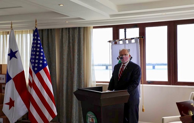 Thomas Ulrich Brechbuhl durante si visita a Panamá.