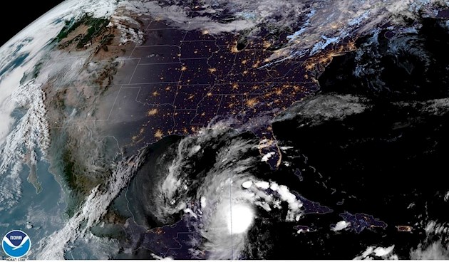 En Pinar del Río, la provincia más occidental del país, fueron evacuadas unas 9.800 personas, en Isla de la Juventud otras 4.045 y en Artemisa, 221, en la mayoría de los casos en casas de allegados, según una nota de la Presidencia cubana.